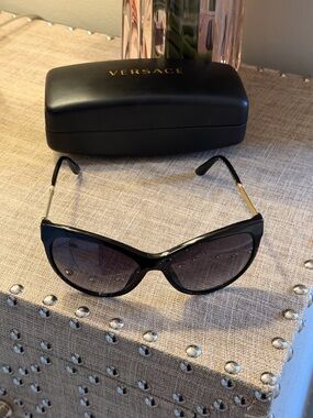 Versace EUC Black Cat-Eye Sunglasses w Gold la Greca Accents Case + Care Card